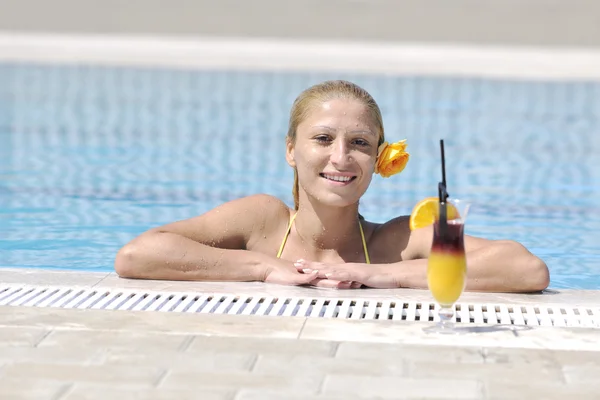 Beautiful woman relax on swimming pool — Stock Photo, Image