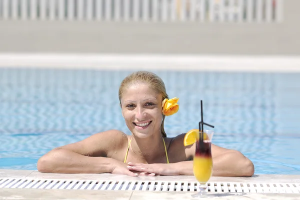 Piękna kobieta relaks na basenie — Zdjęcie stockowe