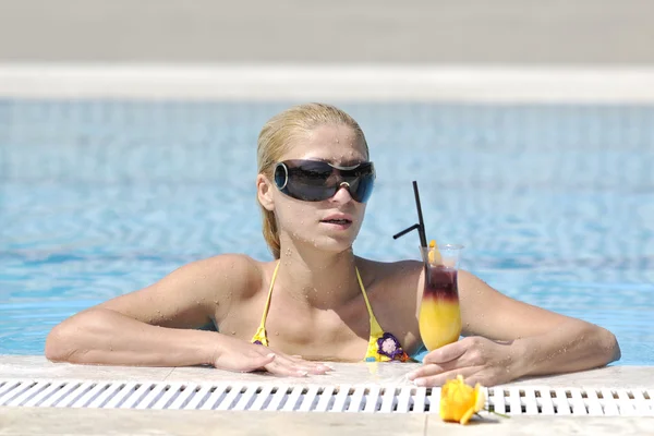 Bela mulher relaxar na piscina — Fotografia de Stock