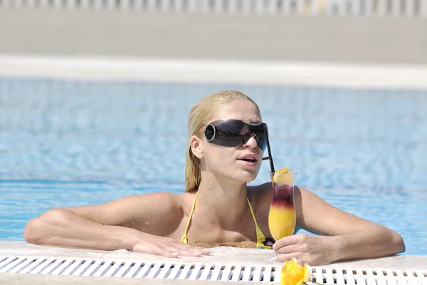 Красивая женщина расслабиться на бассейне — стоковое фото