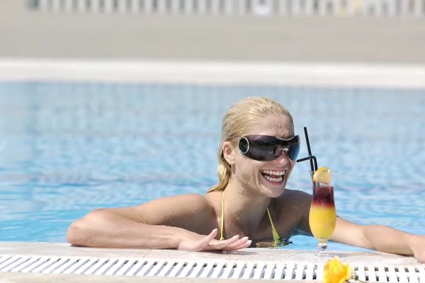 아름다운 여인 이 수영장에서 쉬고 있다 — 스톡 사진