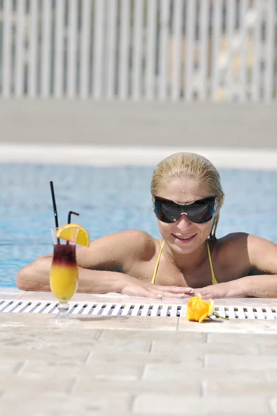 Bela mulher relaxar na piscina — Fotografia de Stock