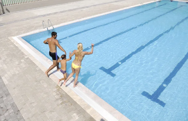 행복 한 젊은 가족들 이 수영장에서 재미를 본다 — 스톡 사진