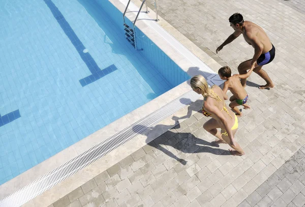 Felice giovane famiglia divertirsi in piscina — Foto Stock