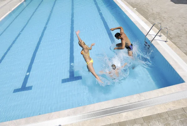 Glückliche junge Familie hat Spaß am Schwimmbad — Stockfoto