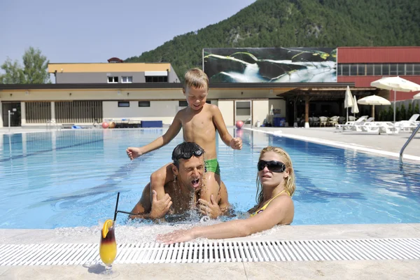 Mutlu genç aile yüzme havuzunda iyi eğlenceler. — Stok fotoğraf