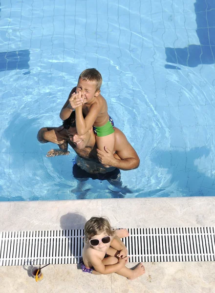 Boldog fiatal család érezd jól magad uszodában — Stock Fotó