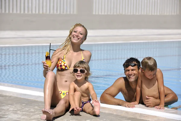 Šťastná mladá rodina bavte se na koupališti — Stock fotografie