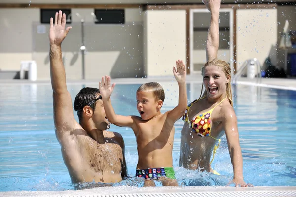 快乐的年轻家庭在游泳池里玩得开心 — 图库照片