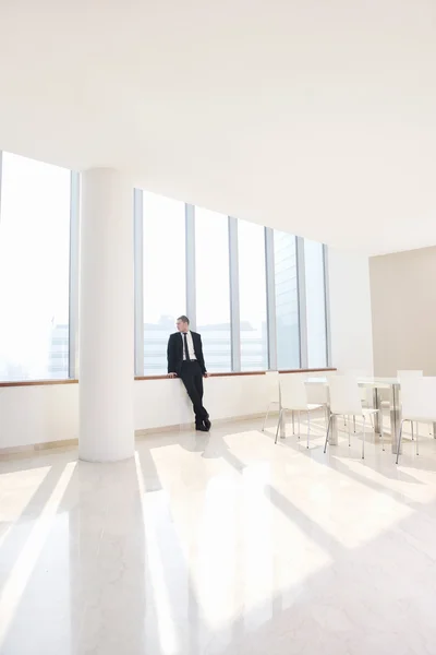 Jovem homem de negócios sozinho na sala de conferências — Fotografia de Stock