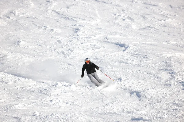 Esqui agora na temporada de inverno — Fotografia de Stock