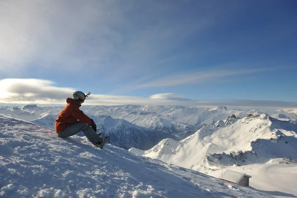 Кататься на лыжах теперь в зимний сезон — стоковое фото