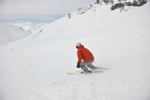 冬のシーズンで今上でスキー — ストック写真