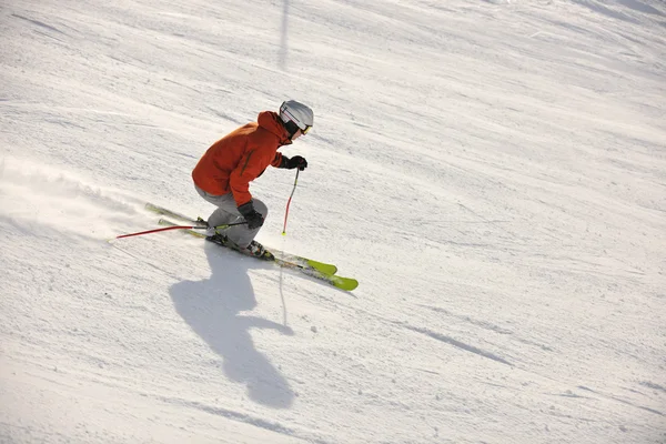Кататься на лыжах теперь в зимний сезон — стоковое фото