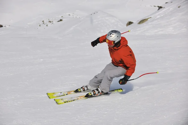 Esqui agora na temporada de inverno — Fotografia de Stock