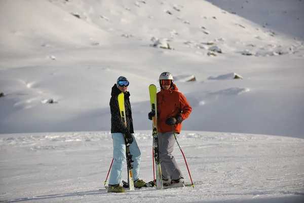 Ski sur maintenant à la saison d'hiver — Photo