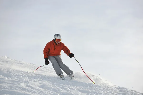 Ski sur maintenant à la saison d'hiver — Photo