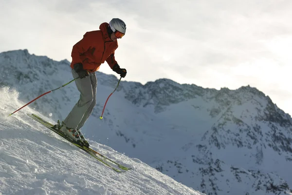 Ski sur maintenant à la saison d'hiver — Photo