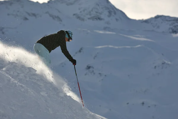 Skiën op op nu op winterseizoen — Stockfoto
