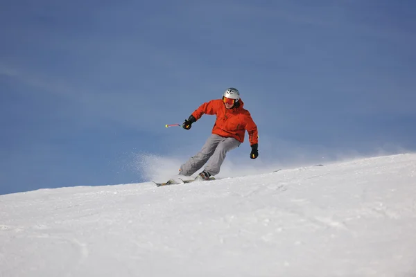 Skifahren jetzt zur Wintersaison — Stockfoto