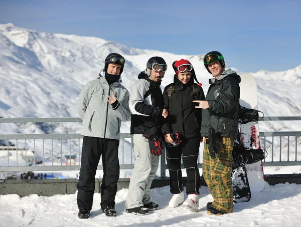 冬のシーズンで雪の上のグループ — ストック写真