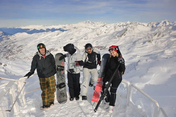 Grupp på snö på vintern — Stockfoto
