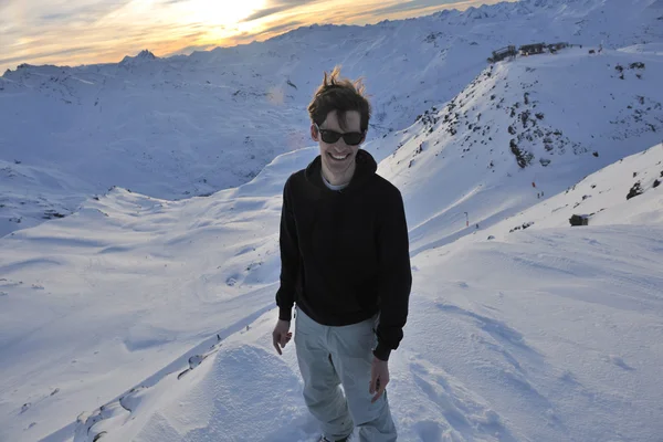 Счастливый молодой человек, веселитесь зимой на вершине горы — стоковое фото