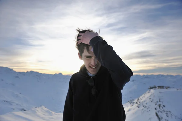 Счастливый молодой человек, веселитесь зимой на вершине горы — стоковое фото