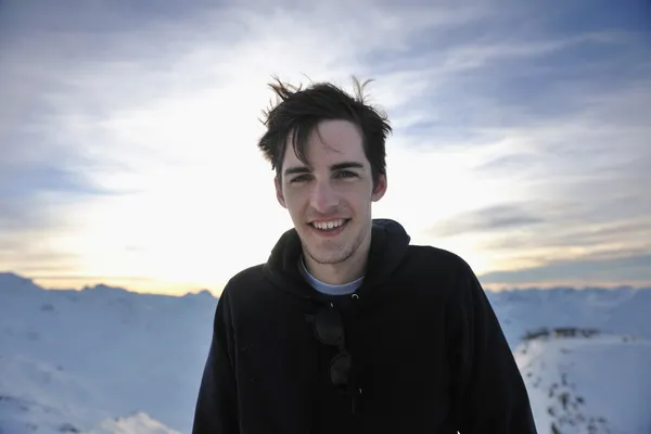 Heureux jeune homme amusez-vous à l'hiver sur le sommet de la montagne — Photo