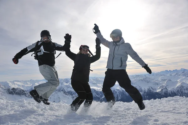 Gruppe auf Schnee zur Wintersaison — Stockfoto