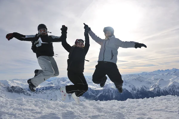 Groupe sur la neige à la saison d'hiver — Photo