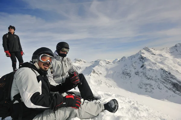 冬のシーズンで雪の上のグループ — ストック写真