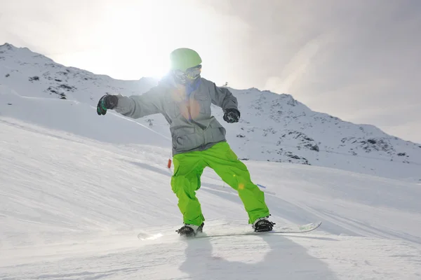 Boldog fiatalember szórakozni a tél a hegy csúcsa — Stock Fotó