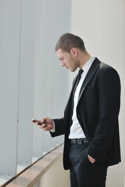 Jovem homem de negócios falar por celular — Fotografia de Stock