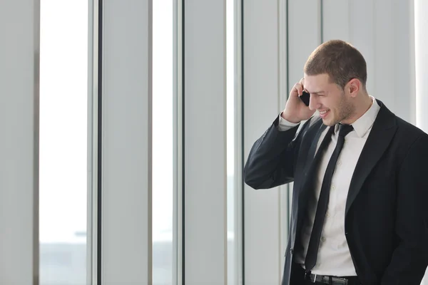 Młody biznesmen rozmawiać przez telefon — Zdjęcie stockowe
