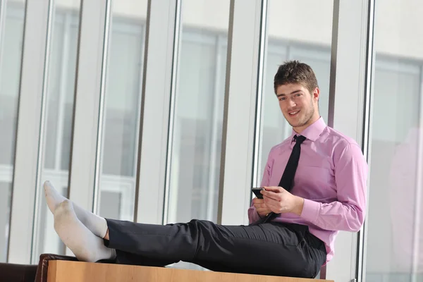 事務室で若いビジネスマン — ストック写真
