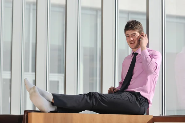 Joven hombre de negocios en la sala de oficina — Foto de Stock