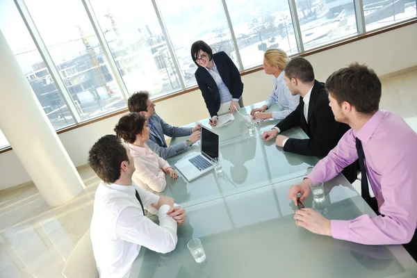 Młody biznesmen w sali urzędu — Zdjęcie stockowe