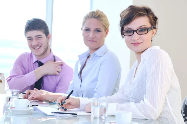 Groep van het bedrijfsleven tijdens vergadering — Stockfoto