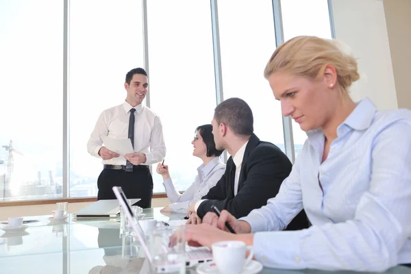 Groep van het bedrijfsleven tijdens vergadering — Stockfoto