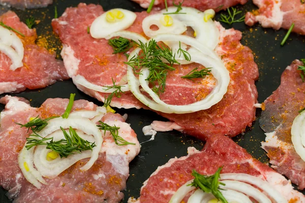 Soğan ve dereotu ile domuz eti parçaları — Stok fotoğraf