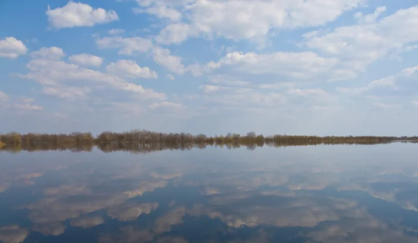 Sky reflektion i floden — Stockfoto