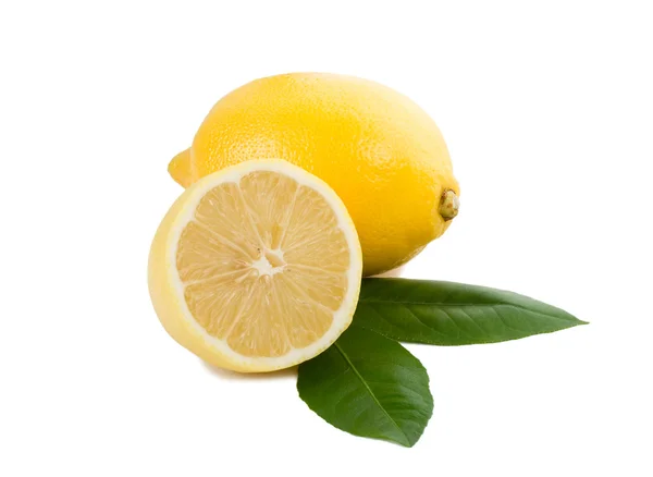 レモン完全かつ半分の葉を持つ — ストック写真