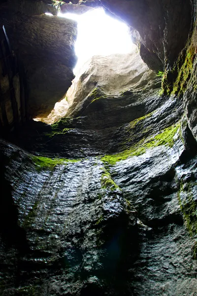 洞窟からの出口します。 — ストック写真