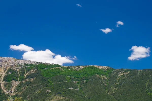 Wolken boven berg — Stockfoto
