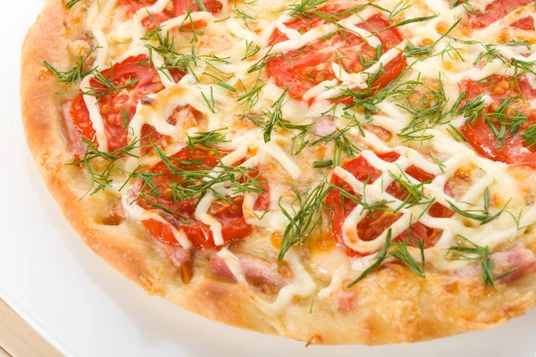Pizza tabağı üzerine hazırlanan yakın çekim — Stok fotoğraf