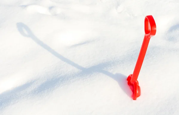 Küçük kırmızı çocuk bir kar küreği — Stok fotoğraf