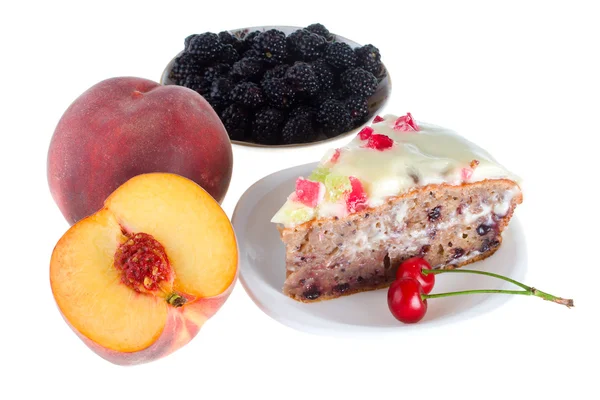 Çeşitli meyve ve kek — Stok fotoğraf