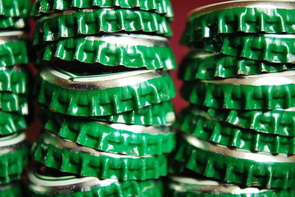 Montón de tapas de cerveza verde — Foto de Stock