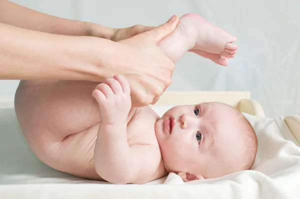 Massagear bebê — Fotografia de Stock